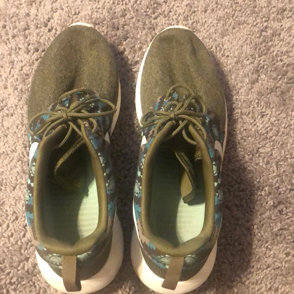 Men’s Nike tennis shoes